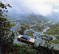 Kalenderbild: Bei den Schöllenen am St.Gotthard-Pass unweit von Andermatt. Kleiner Dreher am Lenkrad, und man war schneller als gedacht bei dem Café unten.