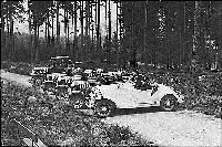 Opel-Mannschaft bei der Ostpreußen-Fahrt. Wie man an dem Blitz 2t sieht, nahmen auch LKw an solchen Zuverlässigkeitsprüfungen teil.