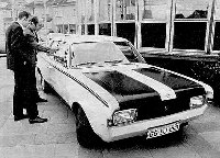 Besichtigung des Homologations-Modells bei Steinmetz, damals ja in Rüsselsheim zu Hause. Klaus A. Steinmetz (hinten) erklärt Opel-Entwicklungsingenieur Wedel die Details.