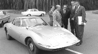 Bob Lutz looks over the prototype Opel GTa.jpg